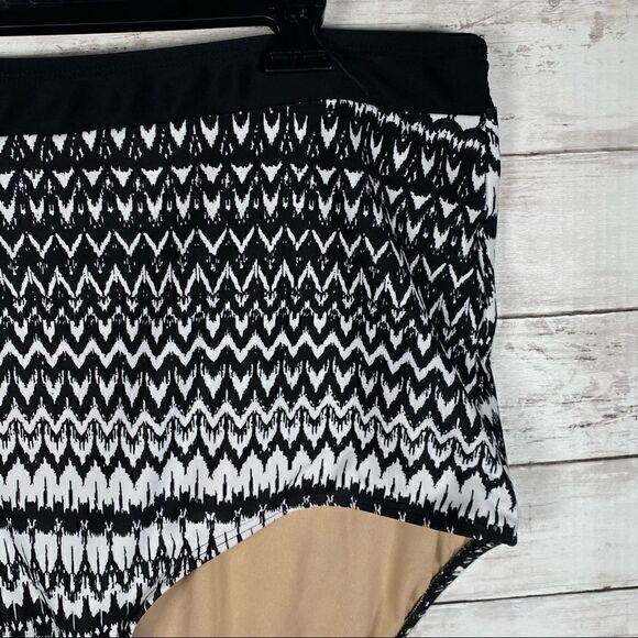 Cacique Swim black white geometric High rise swim bottom 28 4x - Picture 3 of 4